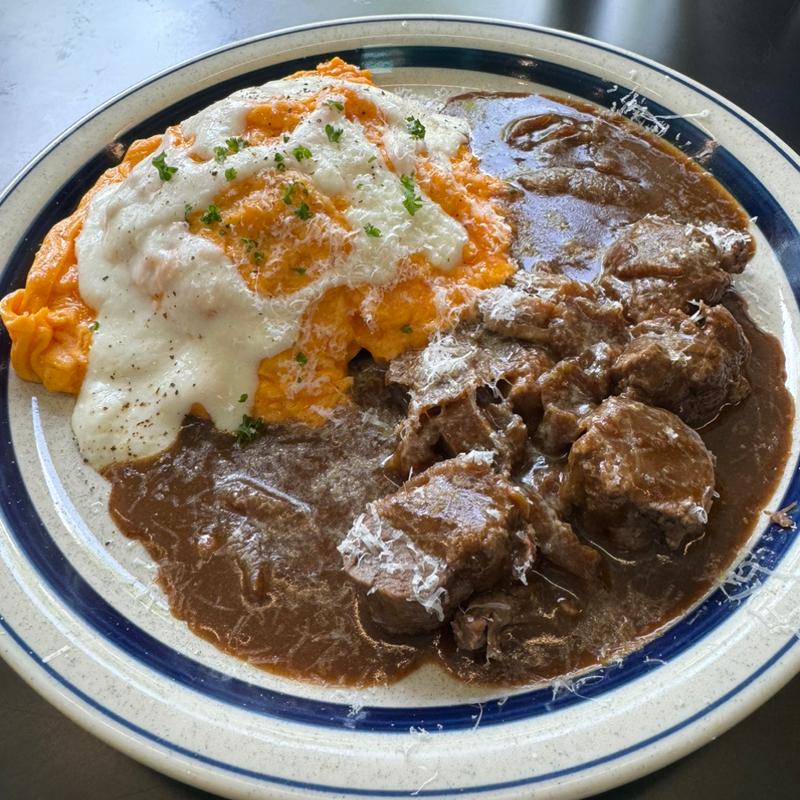 牛タンカレーのチーズオムライス(eggg park)