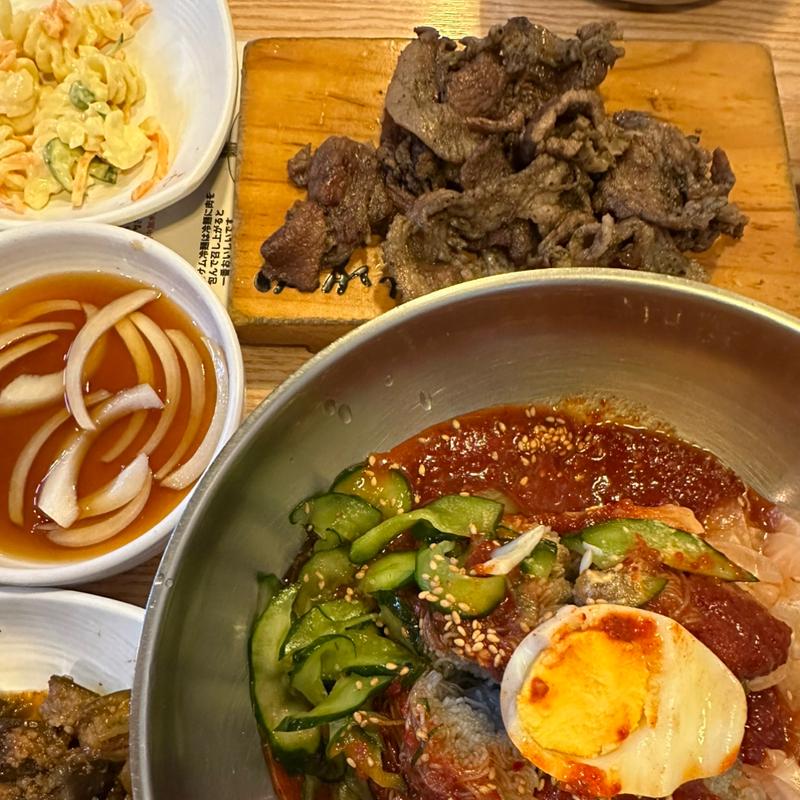 自家製 つくば美豚炭火焼き肉付きビビン冷麺(コサム冷麺専門店)