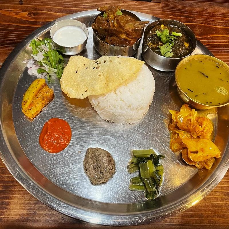 カレー2種盛のダルバート(ダルバート食堂)