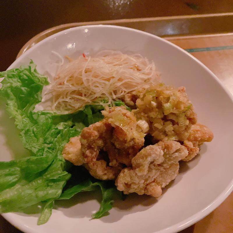 鶏の唐揚げ、ネギ塩だれ(ヴォルケイニア・レストラン)