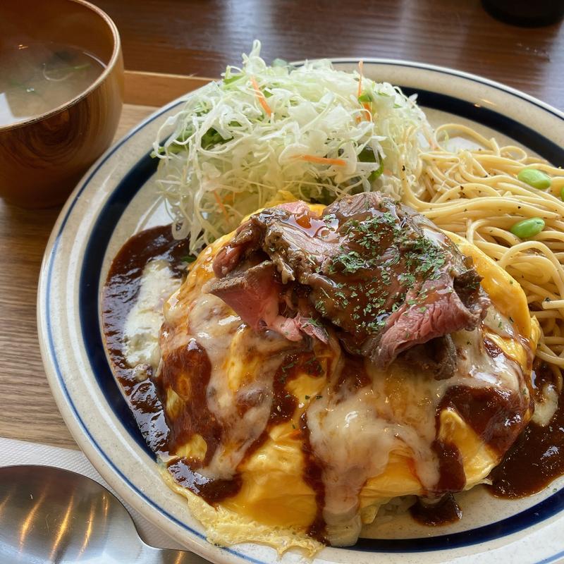 トリュフ香るローストビーフととろ〜りチーズのオムライス(RURAL KITCHEN)