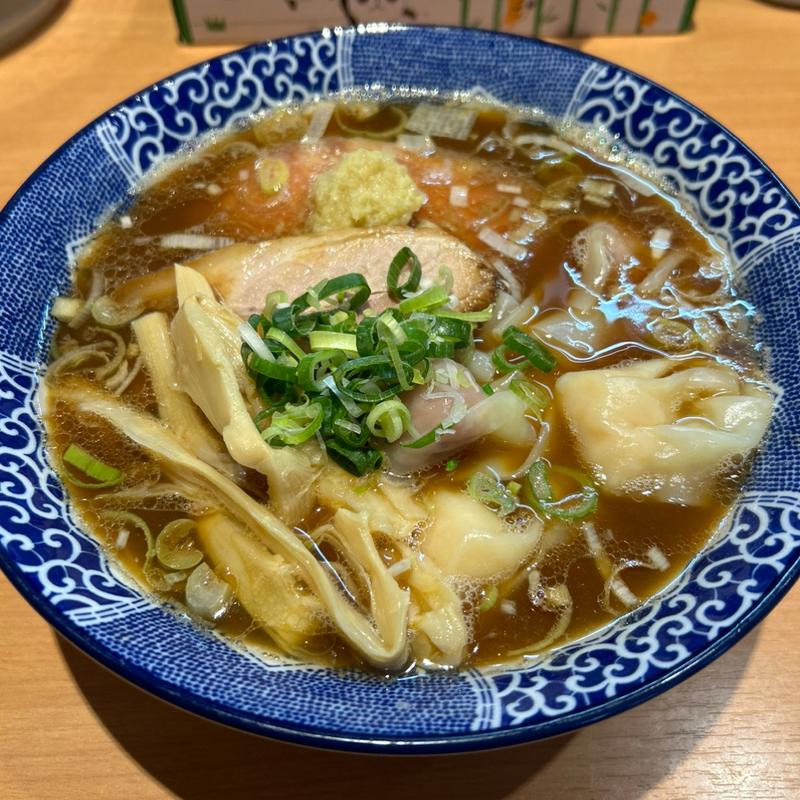 ワンタン中華そば（黒だし）(中華そば 虎桜)