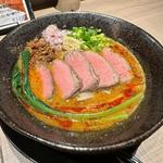 濃厚鶏白湯とローストビーフの味噌坦々麺
