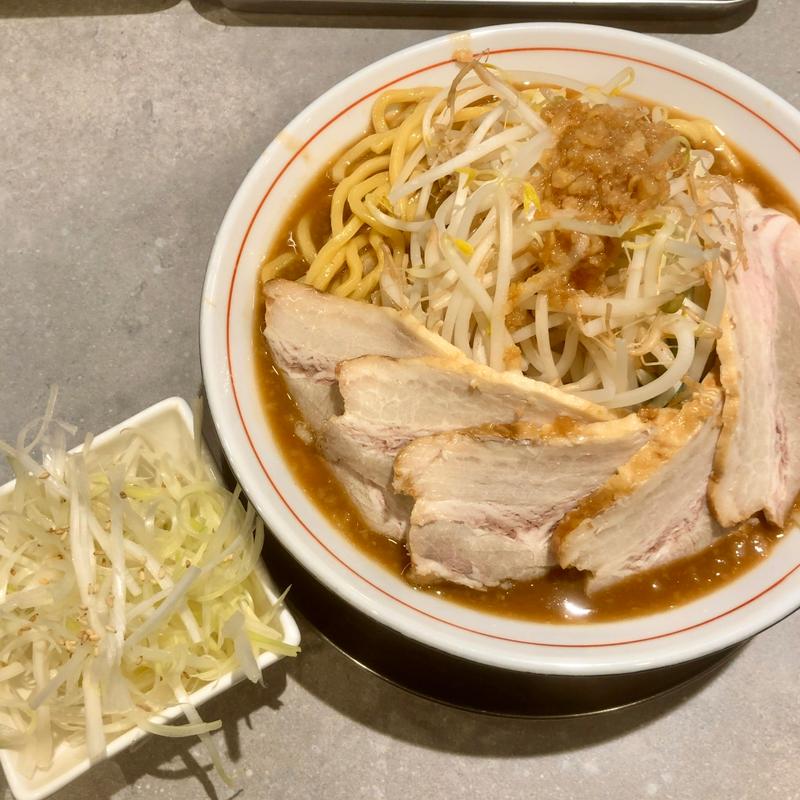G(じゃいあん)ラーメン 特盛り 野菜普通 刻みねぎ スラチャー3枚追加(麺屋じゃいあん 花小金井店)