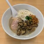 トリュフ香る濃厚鶏らーめんポルチーニ入りキノコソテー