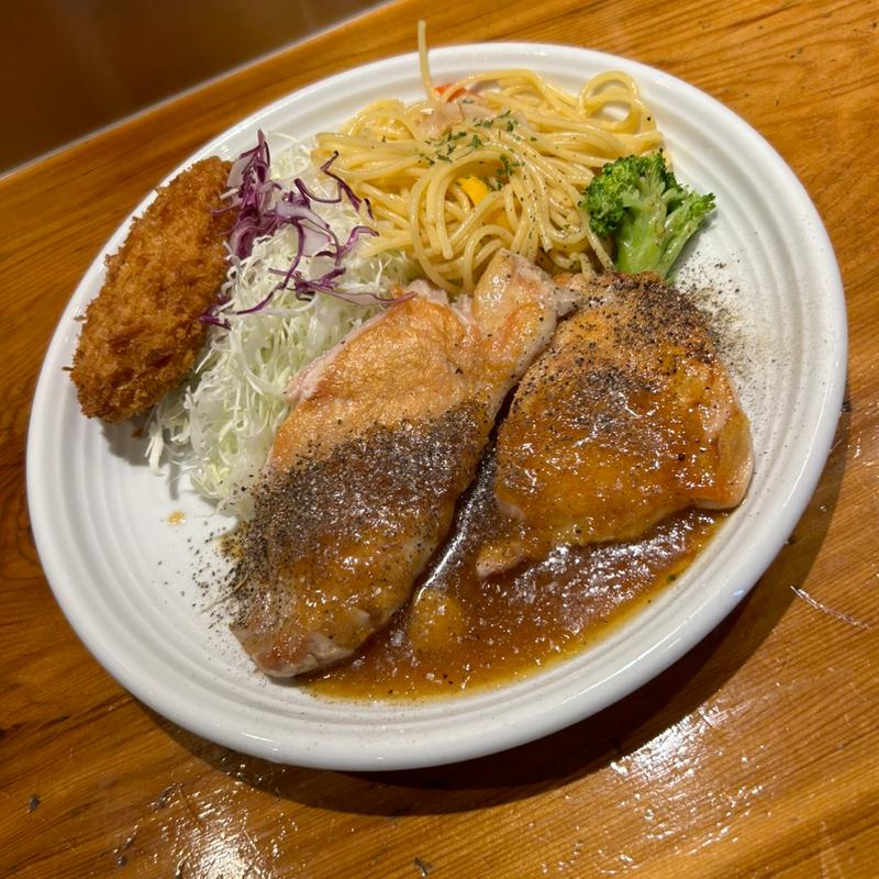 つくば鶏モモステーキ&牛肉コロッケ定食(大衆ステーキ 肉の助 本店)