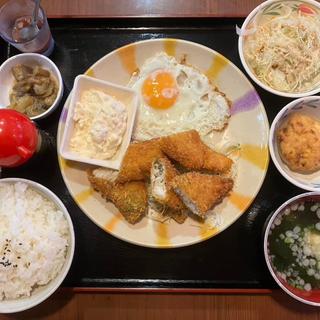 Bランチ白身魚フライ定食(アクアリュウム喫茶 慈伴賜)