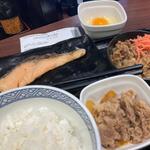 牛鮭定食＋玉子＋肉だく