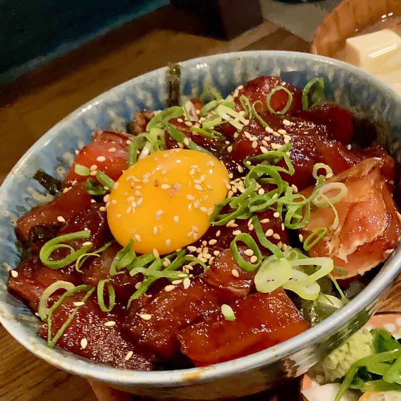 ぶつ切り鮪漬け玉丼(お酒とご飯 たく)