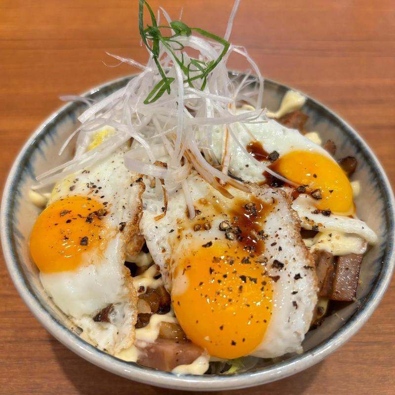 チャーシューエッグ丼(三宝亭製麺)