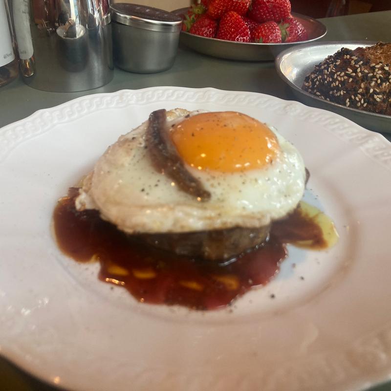 蝦夷鹿ハンバーグ　アンチョビと目玉焼き(Blanc a tokyo wine stand)