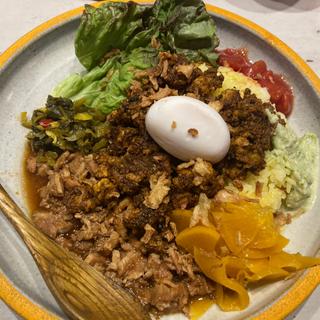 ケニックカレーx魯肉飯のあいがけ+温玉+チーズ+アボガド(ケニックカレー)