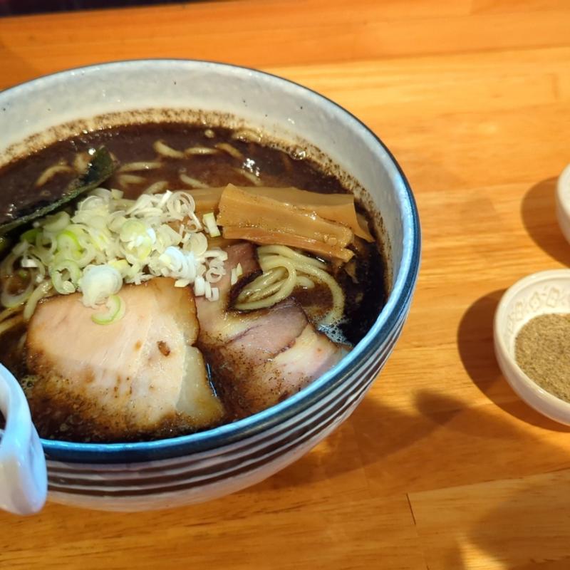 黒い馬油ラーメン(麺屋 新三)