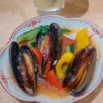 ムール貝と夏野菜のマリネ(大衆すし酒場 スシマヅメ 野毛本店)