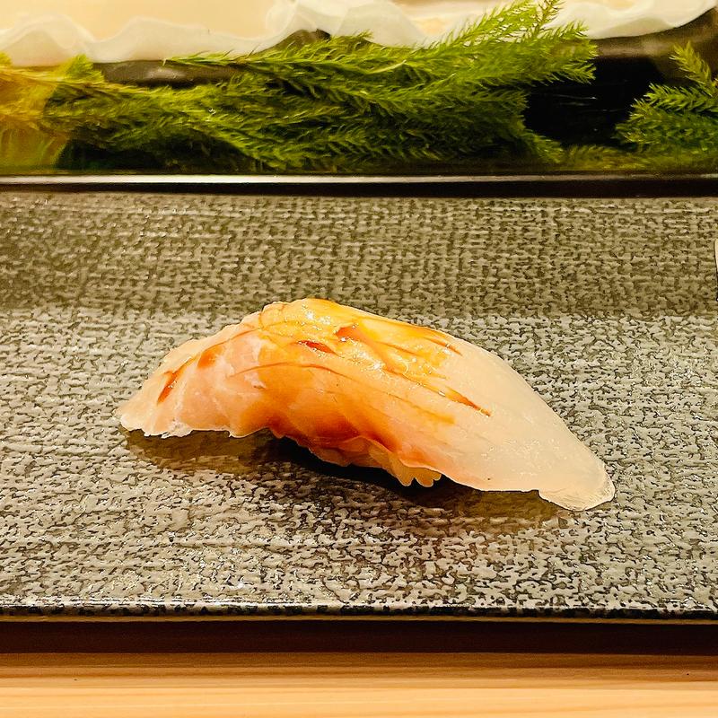 真鯛昆布締め(廻転鮨 銀座おのでら 息子渋谷店)