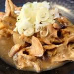 じっくり煮込んだ豚もつ煮込み(源食菜菜)