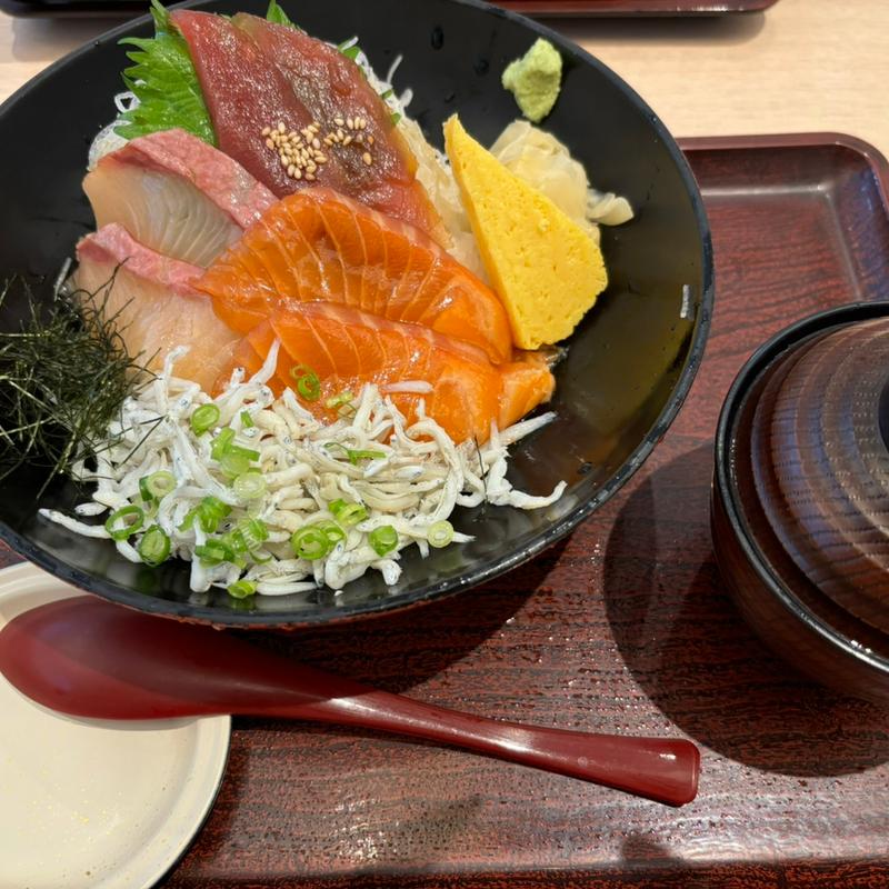 海鮮三種漬け丼(築地食堂源ちゃん豊川イオンモール店)