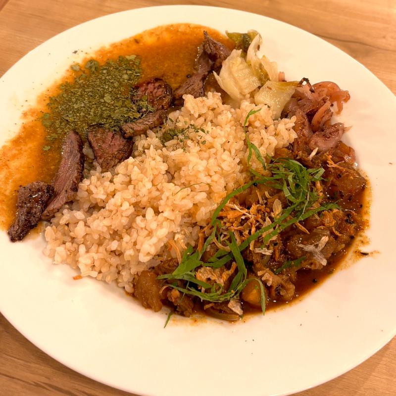 あいがけ（唯一無二のラムステーキカレー・あか牛牛スジカレーインスパイアぼっかけ）(SPICE125)