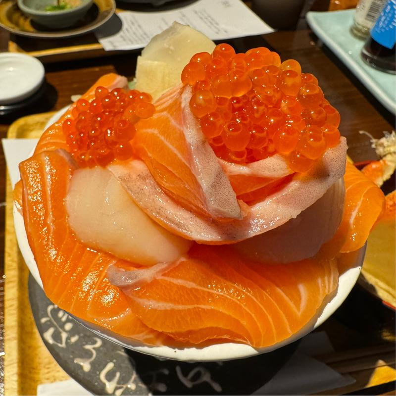 生サーモンとホタテとイクラ丼(シハチ鮮魚店)