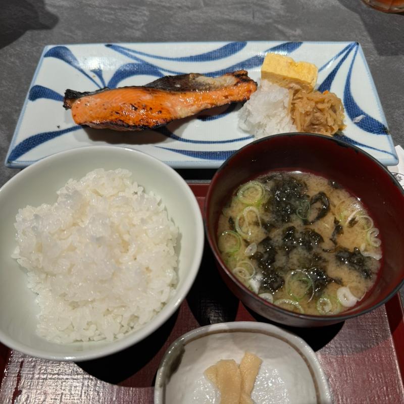 サーモン塩麹漬け焼き定食(圓 弁柄)