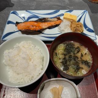 サーモン塩麹漬け焼き定食(圓 弁柄)