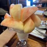 山梨産完熟桃のパフェ