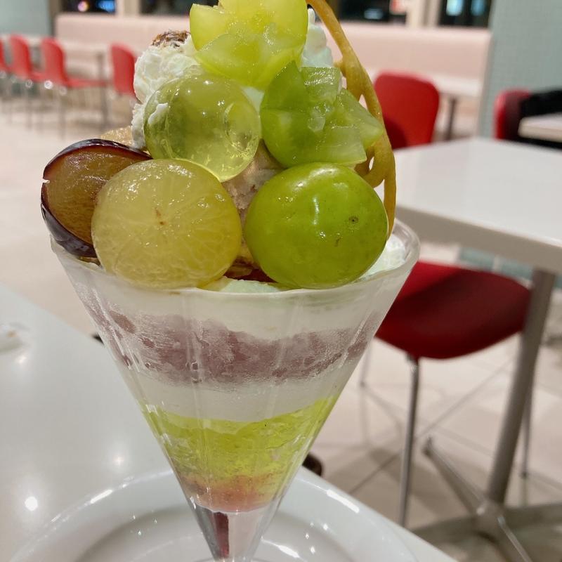 シャインマスカットとピオーネのパフェ(タカノフルーツパーラー 京急上大岡店)