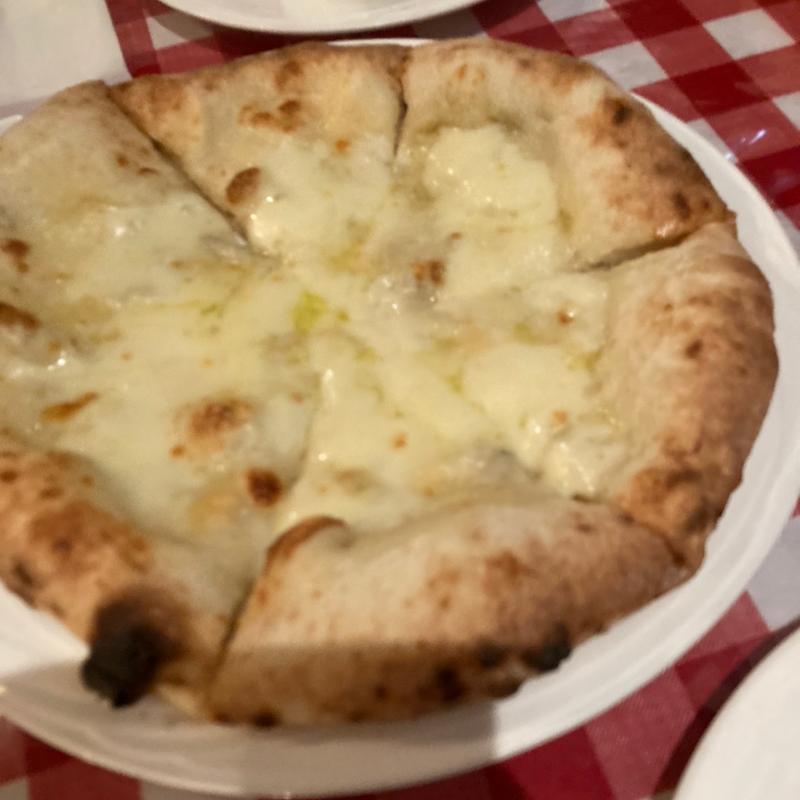 4種のチーズ(Trattoria pizzeria la Viola ・トラットリア ピッツェリア ラ ヴィオラ)