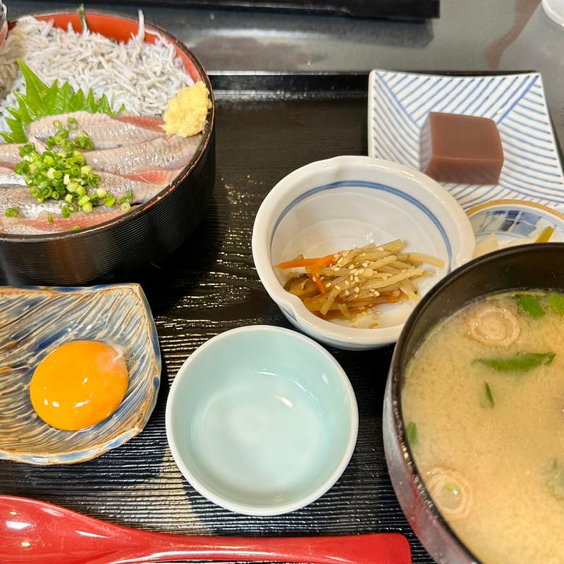 生しらすとイワシ刺身の親子丼つみれ汁(味処　大森 （おおもり）)