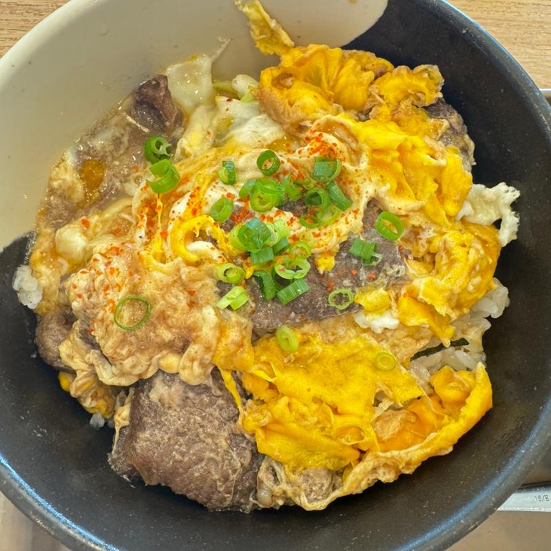 ラム卵とじ丼(松尾ジンギスカン 新千歳空港フードコート店)