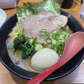 全部のせラーメン(横浜家系ラーメン 麺家 黒)