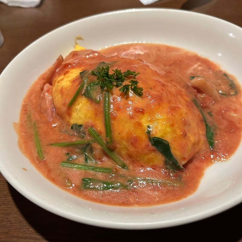 ベーコンとほうれん草のチーズイントマトクリームオムライス(ベビーフェイスプラネッツ 名古屋緑店)