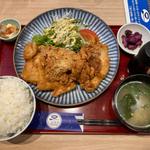 鳥の唐揚げ定食(しぶき亭 東口本店)