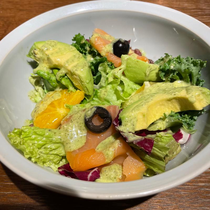 フレッシュアボカドとスモークサーモンのサラダ  ハーフ(FLIPPER'S 吉祥寺店)