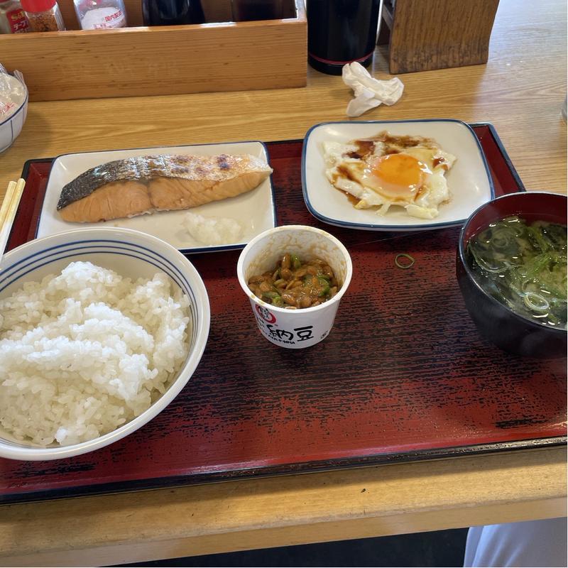 ご飯　味噌汁　納豆　目玉焼　鮭塩焼(まいどおおきに食堂 三郷たかの食堂)