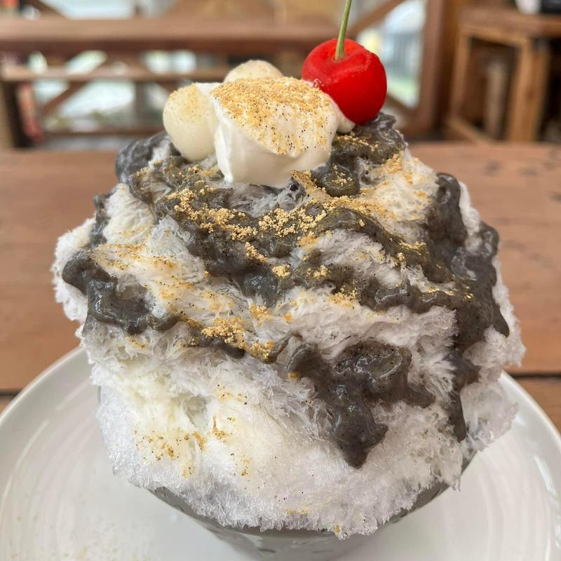 黒胡麻あまさけと白玉団子のかき氷(しあわせ かき氷店)