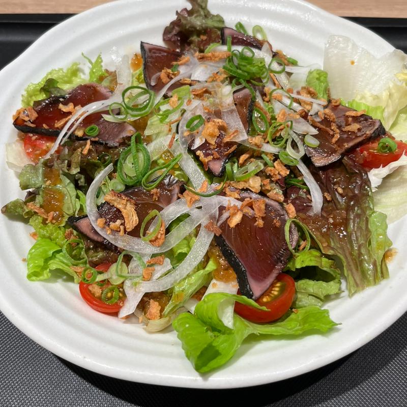 鰹の藁焼きサラダ(ぼてぢゅう1946 関西国際空港店)