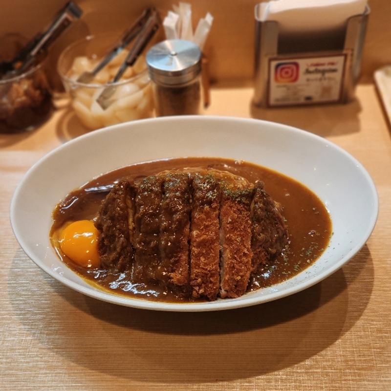 チキンカツカレー 生卵(マダム・カリー)