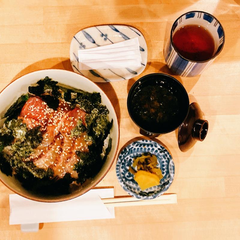海鮮づけ丼（赤だし、香の物）(食彩わらび亭)