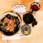 海鮮づけ丼（赤だし、香の物）(食彩わらび亭)