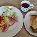 スクランブルエッグモーニング(たまご2コ分/ベーコン/ソーセージ)、グリルドチーズサンドセット