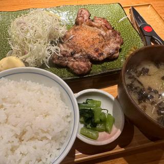 鶏もも肉の岩塩焼き(テング酒場 虎ノ門店+炭火焼き魚 湊や磯吉食堂)