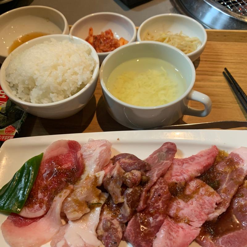 たくさんのお肉を！大盛り焼肉定食(MUHAN 黒毛和牛 焼肉食べ放題)