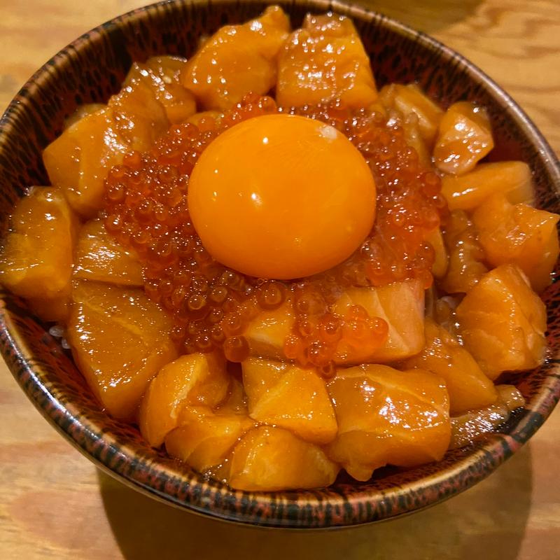 サーモンユッケ丼(いくら丼 波の)