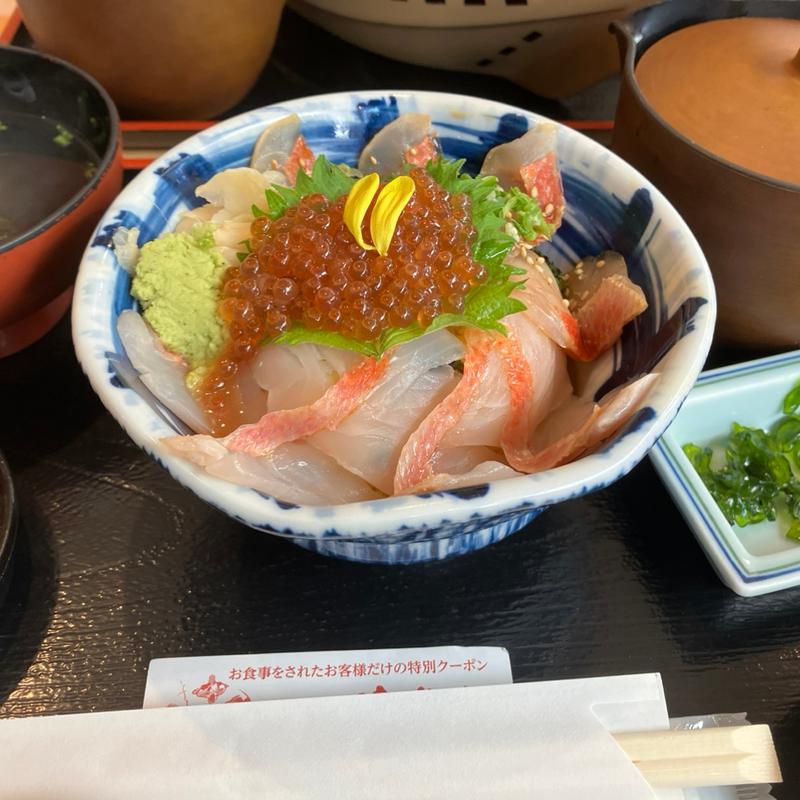 金目鯛の紅白二色丼(金目鯛とくぞう 熱海本店 徳造丸直営)
