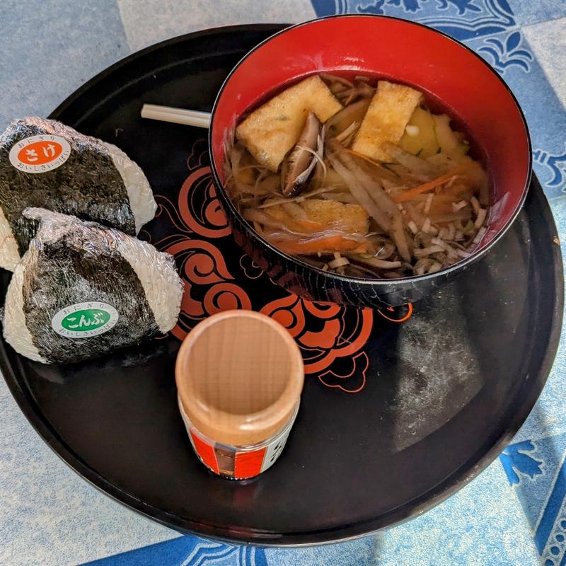 ひっつみとおにぎり2個(木偶の坊 (噂のひっつみ))