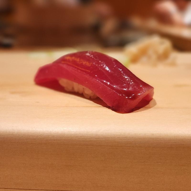 マグロ赤身 握り(乾山 大阪北新地店)