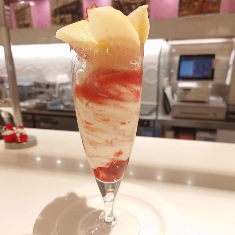 国産苺と洋梨のパフェ(タカノフルーツパーラー パフェリオ本店)
