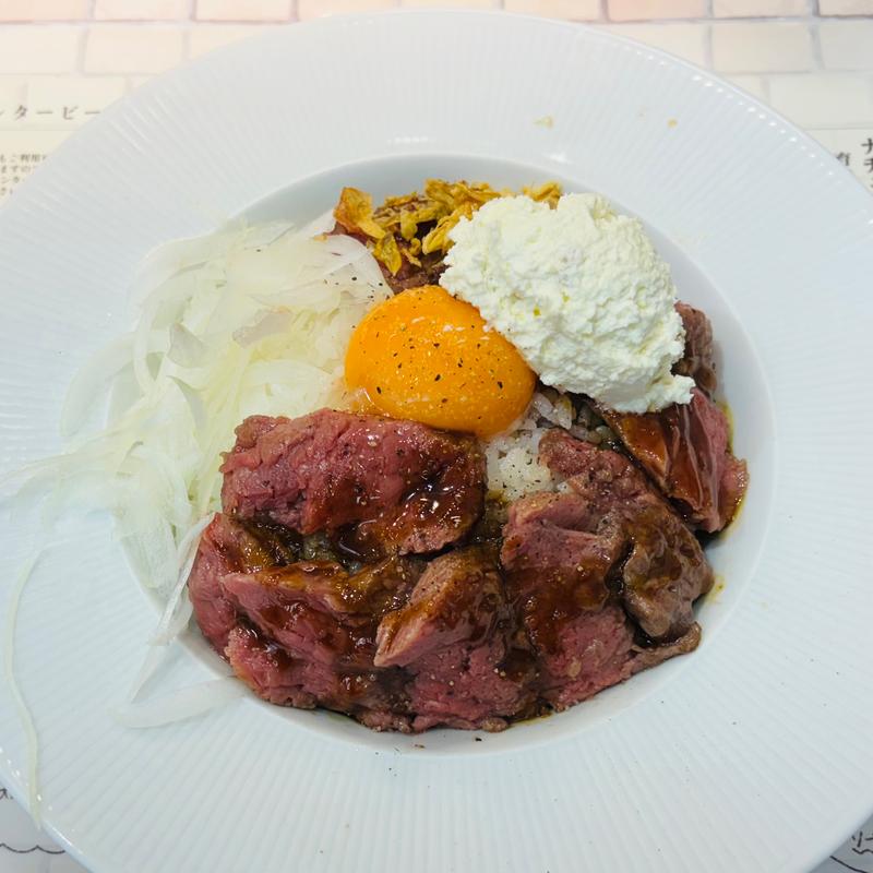 名物ビーフステーキライスSサイズ+生たまご(ステーキライスの店 センタービーフ横浜関内本店)