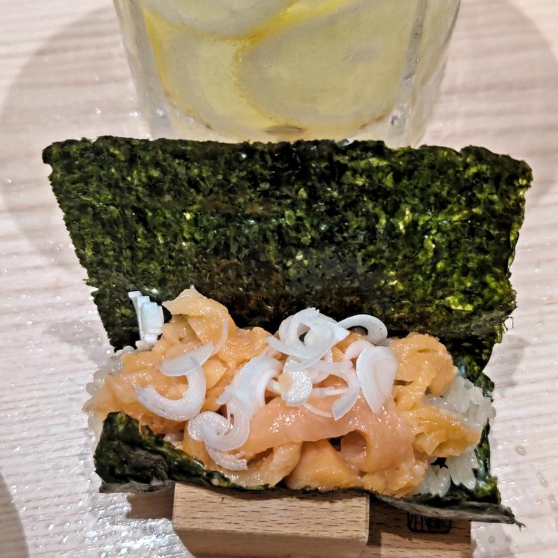 サーモンねぎとろ巻き(貝・海苔巻き 野毛しらはら)